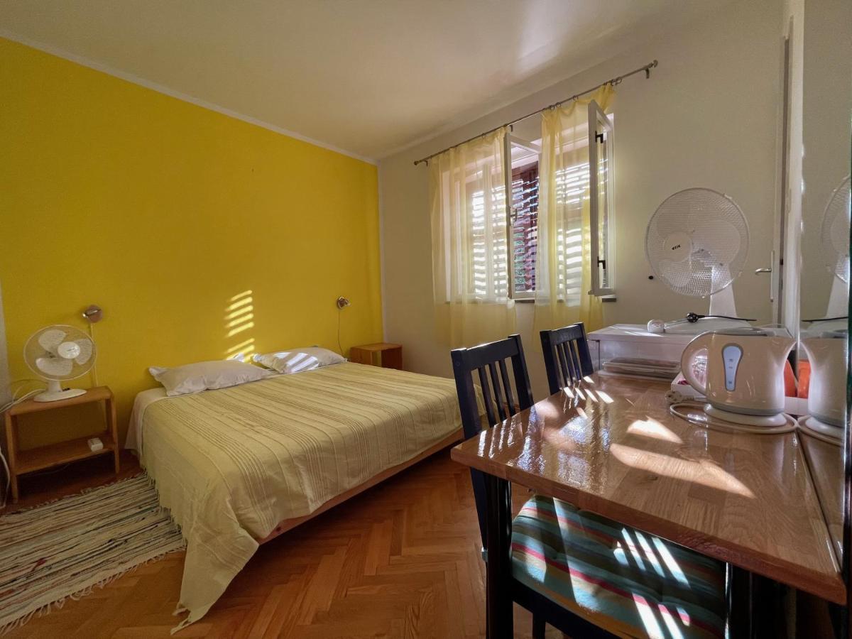 Hvar Guesthouse - Double Bedroom With Private Bathroom Jelsa  Bagian luar foto