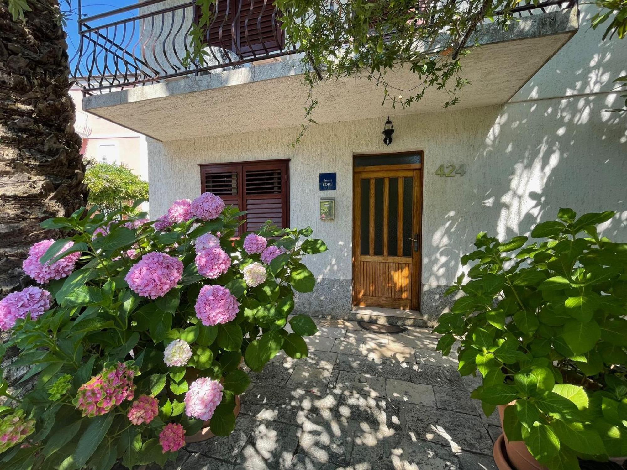Hvar Guesthouse - Double Bedroom With Private Bathroom Jelsa  Bagian luar foto